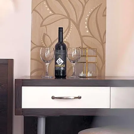 Boutique Sopianae فندق بيتْش